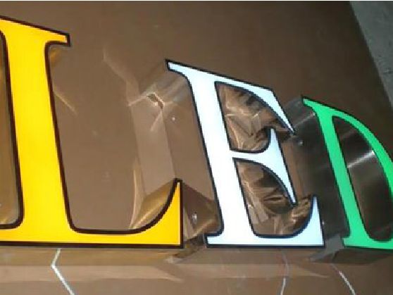 万安介绍LED招牌的基础知识。
